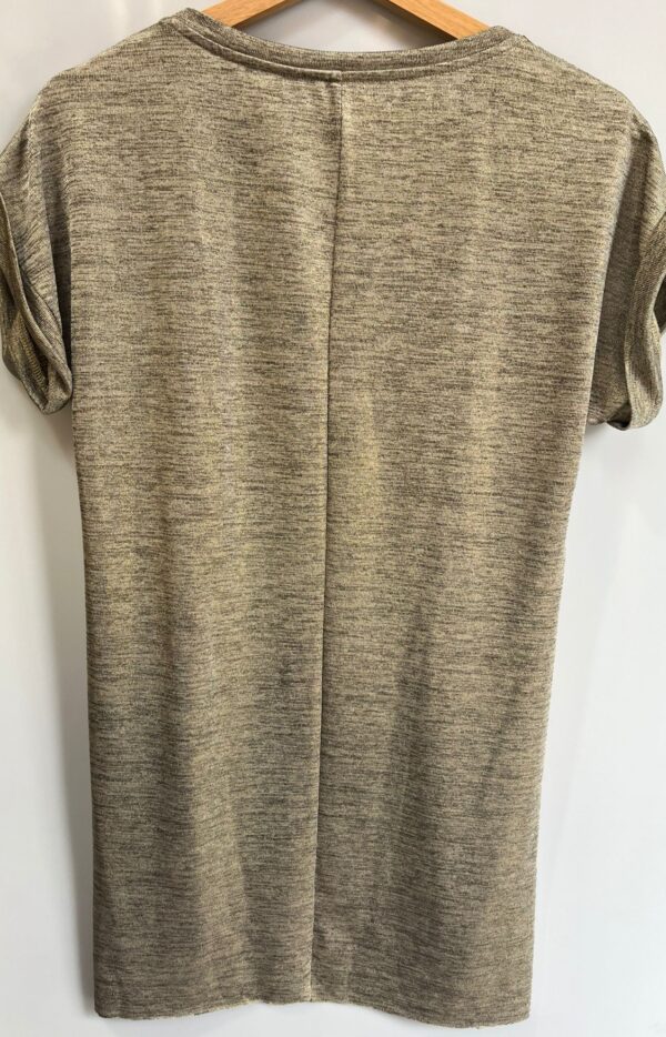 Camiseta beige con brillo y pedrería - Imagen 3