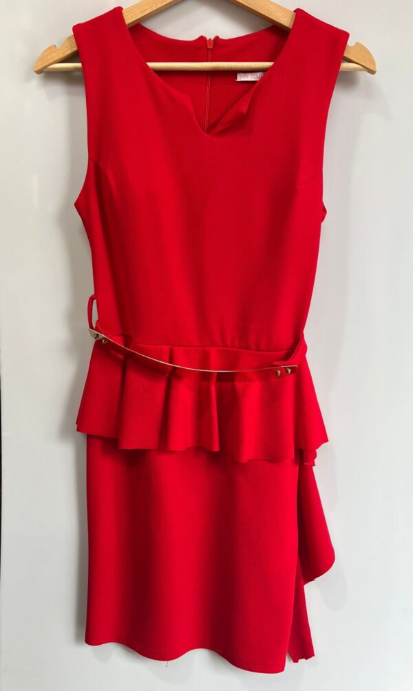 Vestido rojo peplum con cinturón metálico - Imagen 2