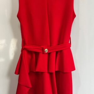 Vestido rojo peplum con cinturón metálico