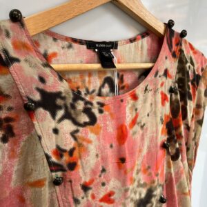 Vestido estampado con botones decorativos