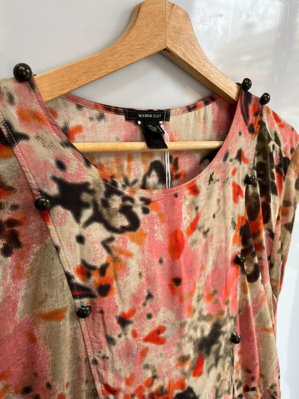 Vestido estampado con botones decorativos