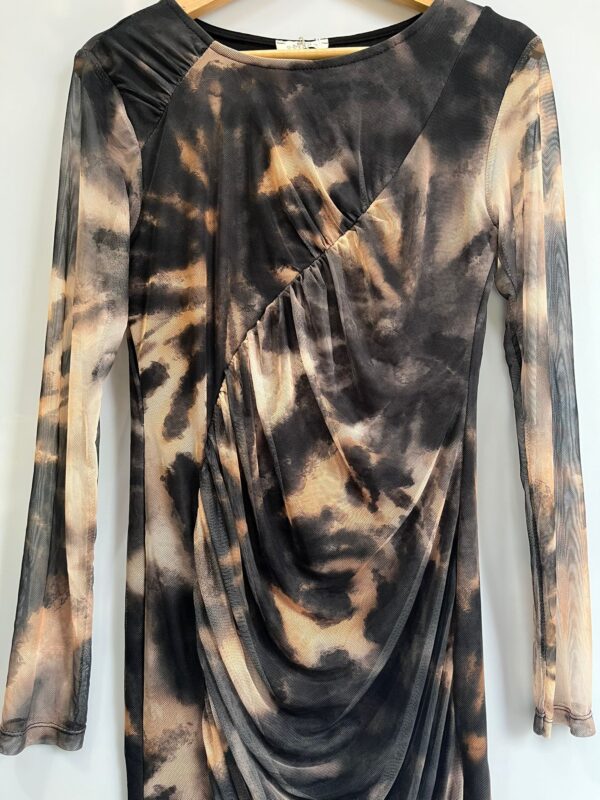 Vestido tie-dye asimétrico en malla - Imagen 2