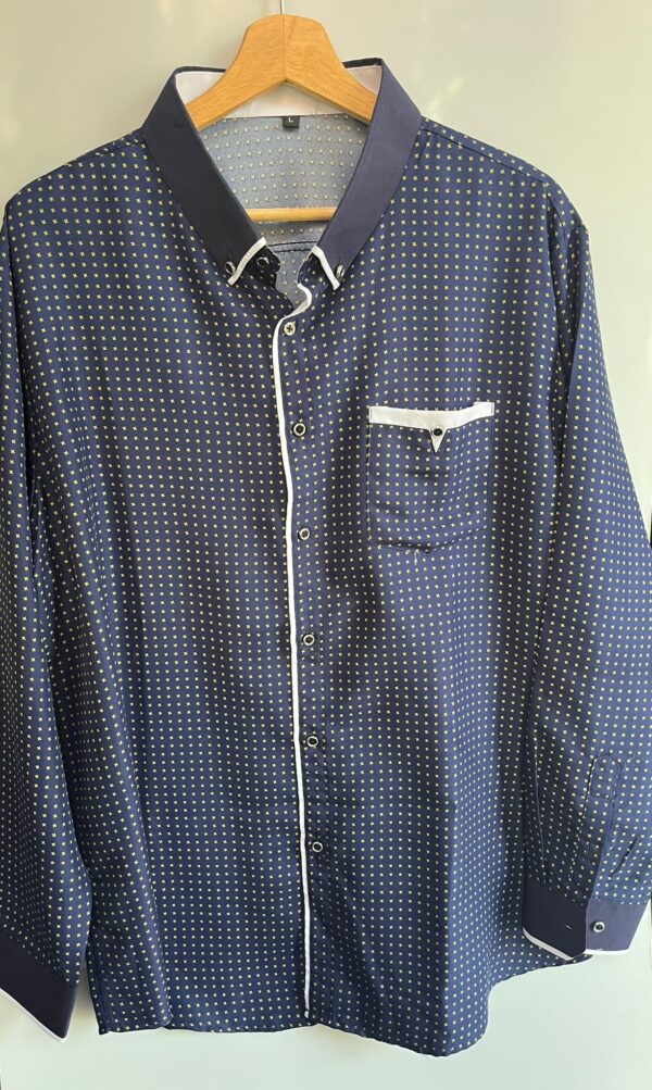Camisa azul marino con detalles blancos - Imagen 2