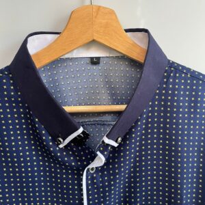 Camisa azul marino con detalles blancos