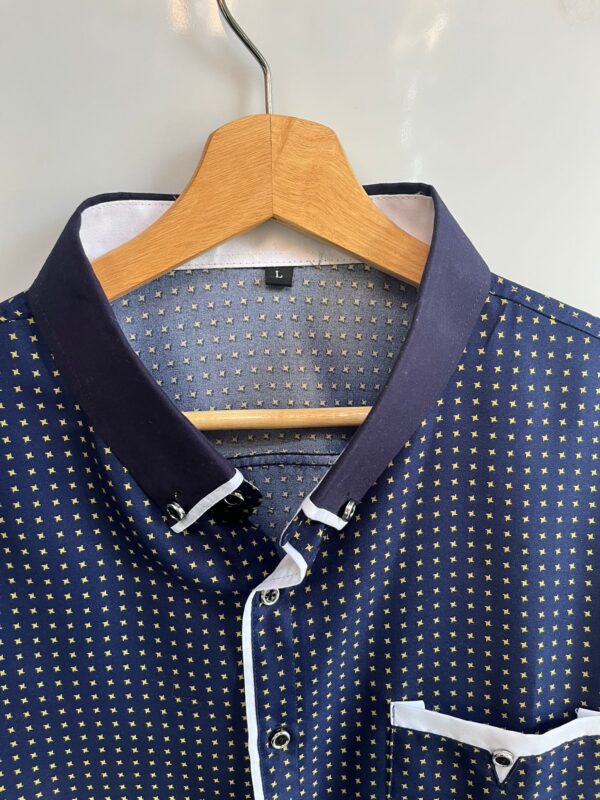 Camisa azul marino con detalles blancos