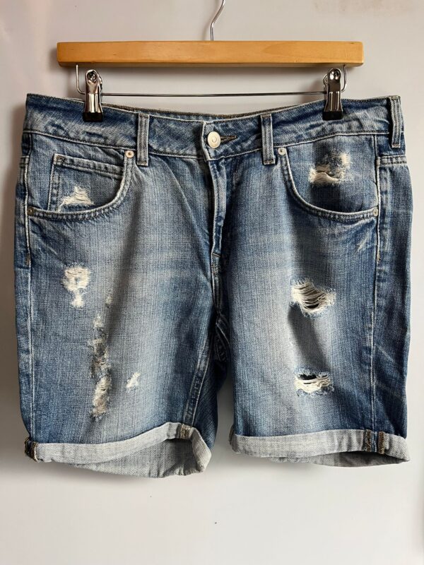 Shorts estilo desgastado de segunda mano