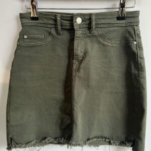 Falda vaquera verde con bajo deshilachado