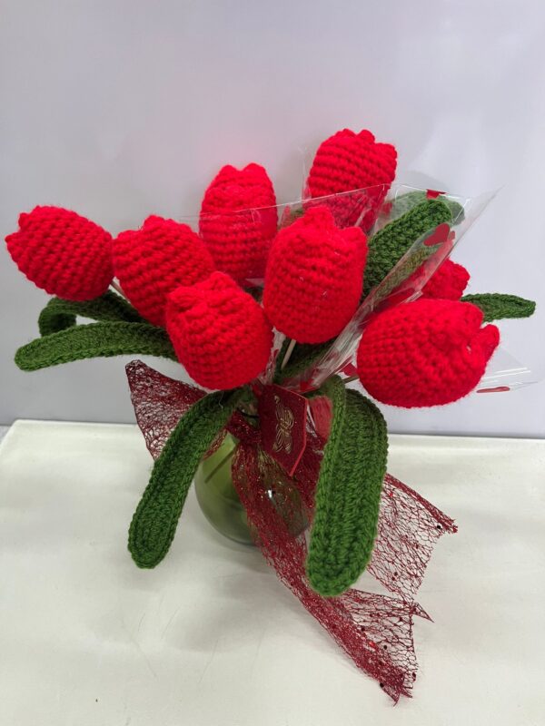Ramo de tulipanes rojos tejidos a mano - Imagen 2
