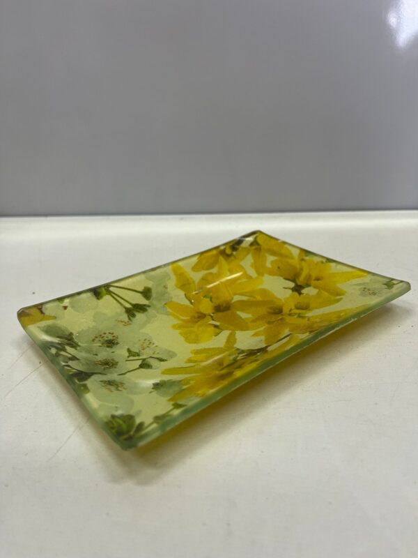 Set decorativo floral amarillo con vela y bandeja - Imagen 4