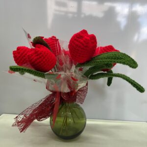 Ramo de tulipanes rojos tejidos a mano