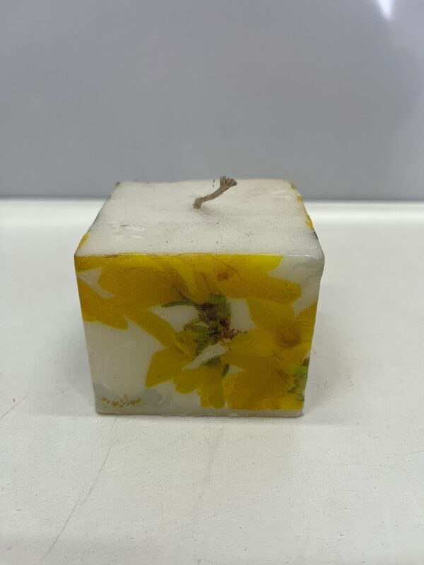 Set decorativo floral amarillo con vela y bandeja - Imagen 3