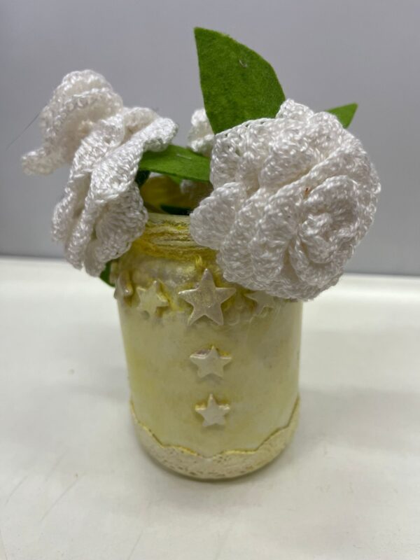 Set decorativo floral amarillo con vela y bandeja - Imagen 6