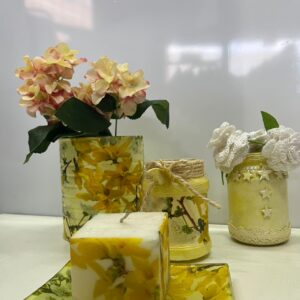Set decorativo floral amarillo con vela y bandeja