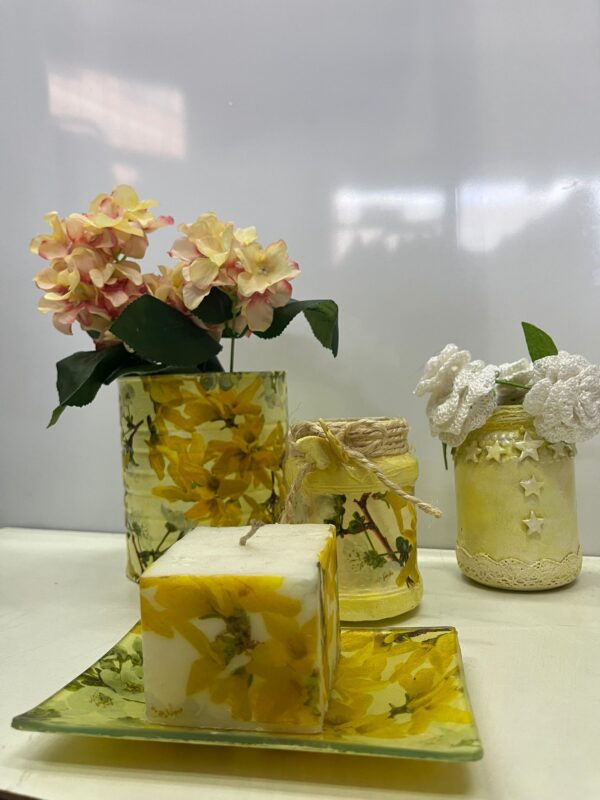 Set decorativo floral amarillo con vela y bandeja