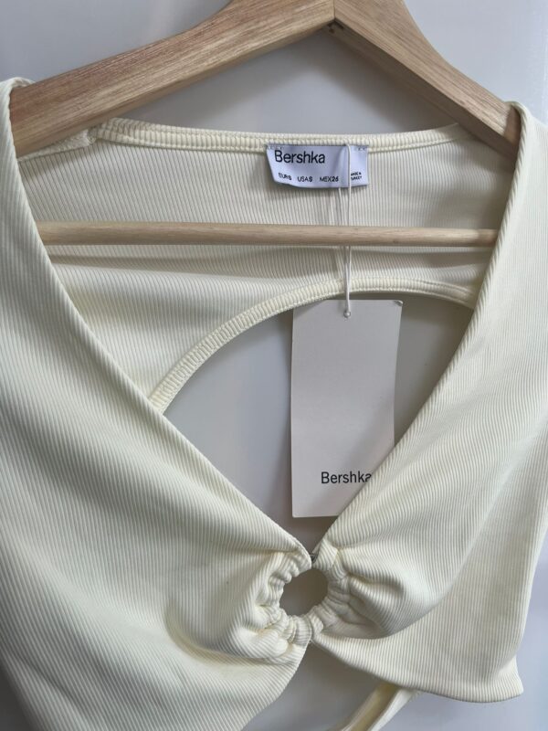 Top corto blanco Bershka con aro frontal - Imagen 2