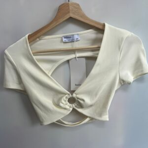 Top corto blanco Bershka con aro frontal