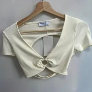 Top corto blanco Bershka con aro frontal