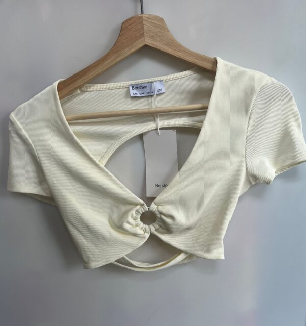 Top corto blanco Bershka con aro frontal