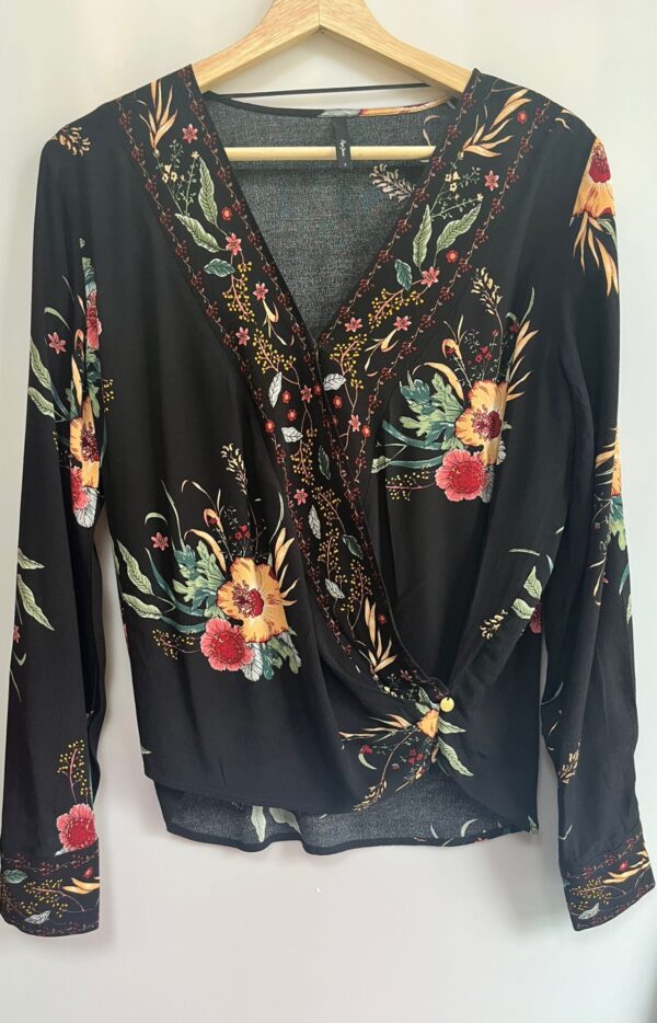 Blusa cruzada negra con flores Pepe Jeans
