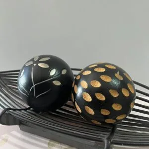 Centro decorativo con esferas talladas