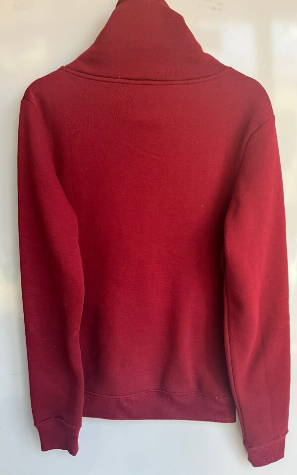 Sudadera roja “HK SERIES” cuello alto - Imagen 3