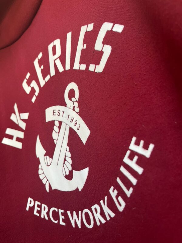 Sudadera roja “HK SERIES” cuello alto - Imagen 2