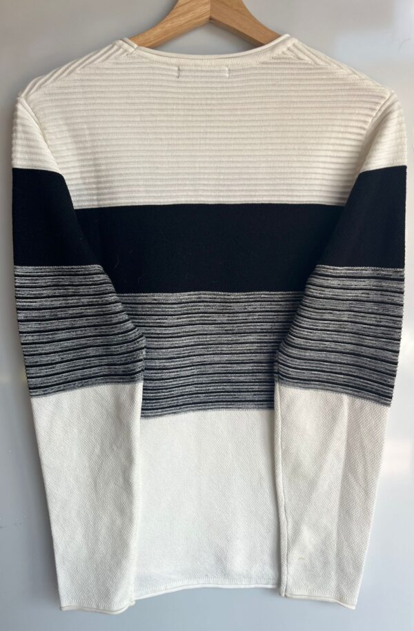 Jersey de rayas blancas, negras y grises - Imagen 2