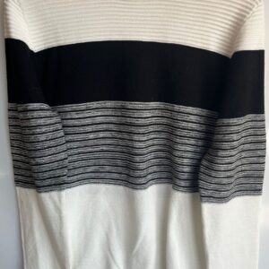 Jersey de rayas blancas, negras y grises