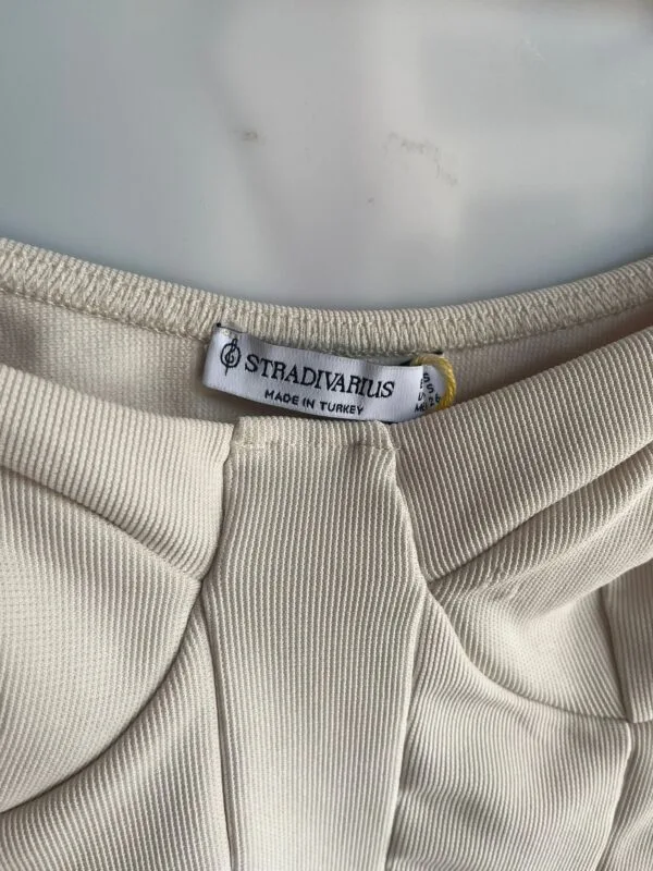 Top corsetero beige off shoulder Stradivarius (Segunda mano) - Imagen 2