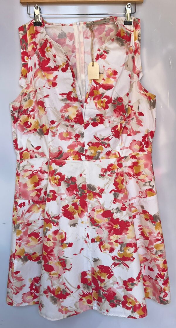 Vestido con estampado floral de Sfera