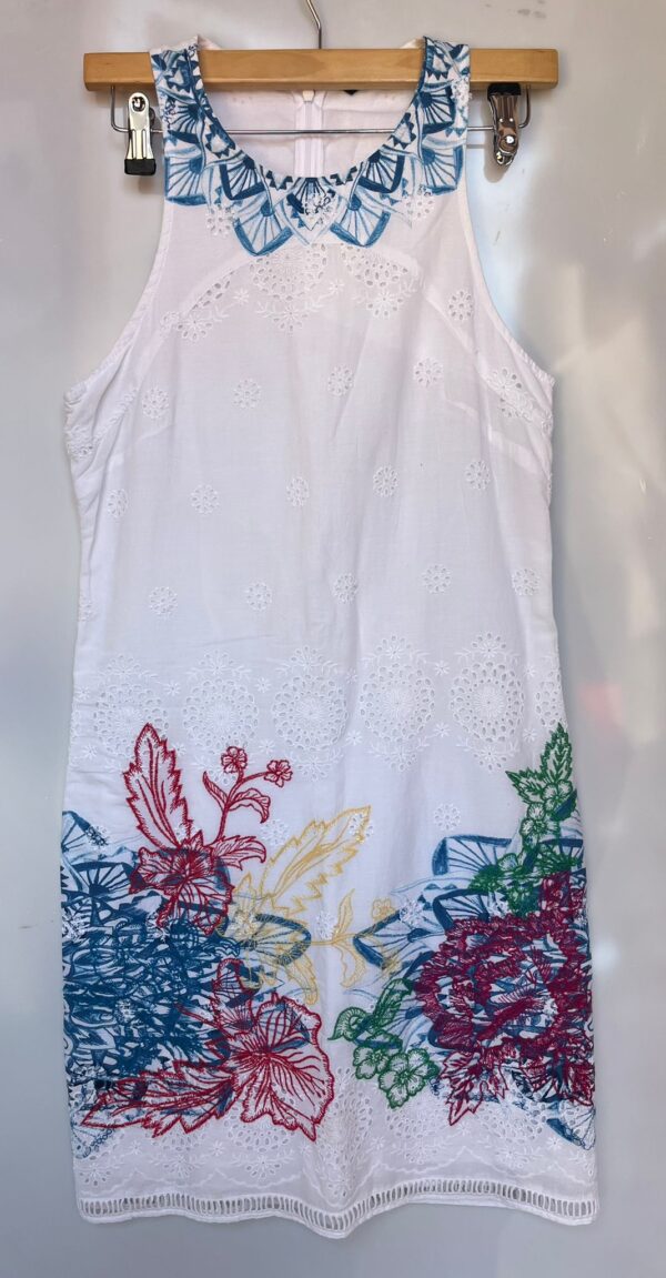 Vestido blanco con bordado floral Desigual