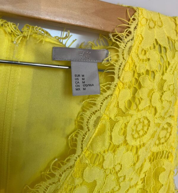 Vestido amarillo de encaje floral H&M