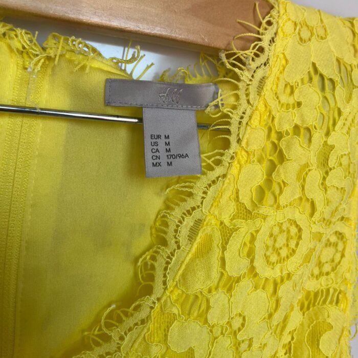 Vestido amarillo de encaje floral H&M