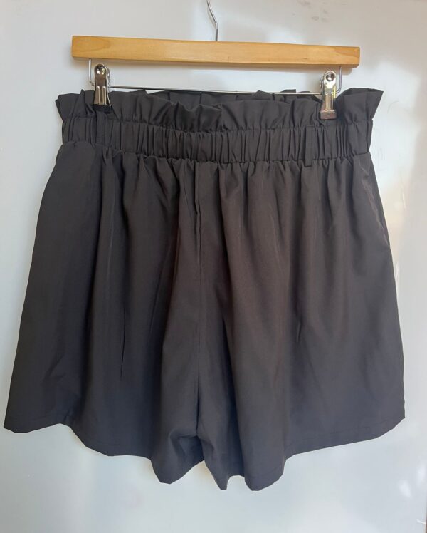 Short negro de tiro alto - Segunda mano