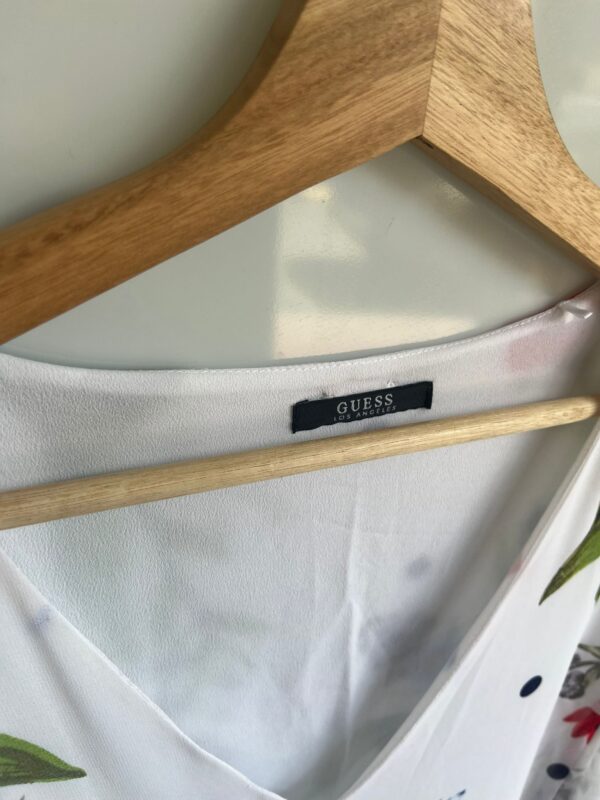 Vestido blanco GUESS de cinturillas negras - Imagen 3