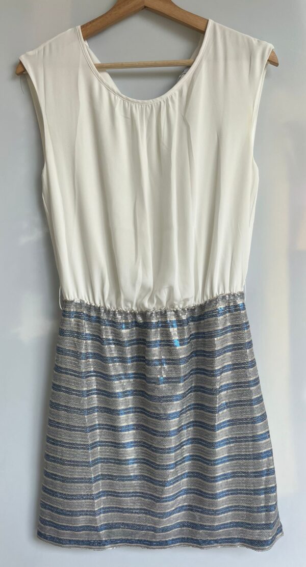 Vestido blanco con lentejuelas plateadas - Imagen 2