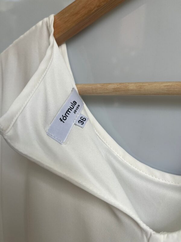 Vestido blanco con lentejuelas plateadas - Imagen 3