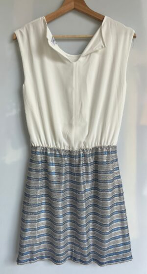 Vestido blanco con lentejuelas plateadas