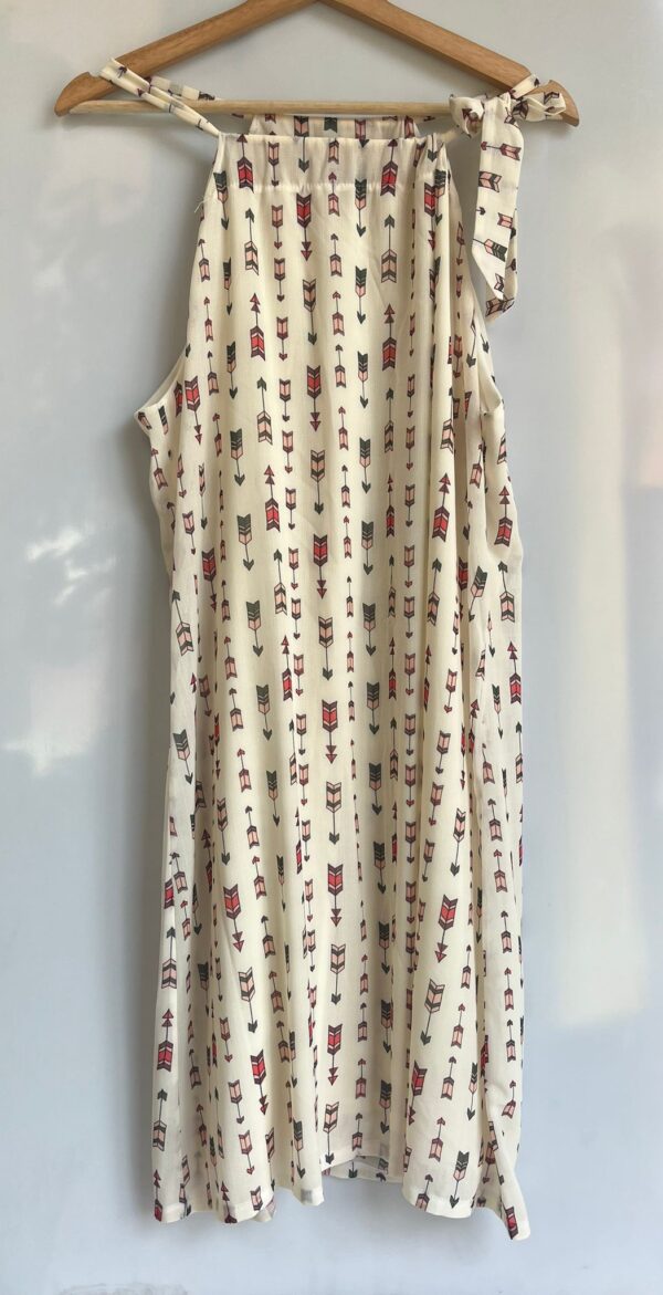 Vestido blanco con estampado de flechas
