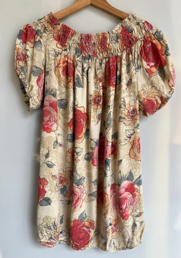 Blusa vintage floral con escote elástico - Imagen 2
