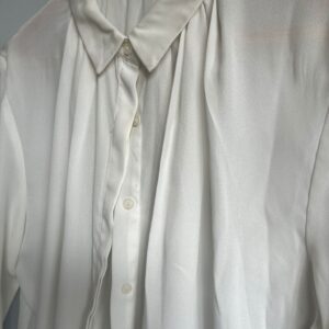 Blusa blanca con cuello camisero (Talla L)