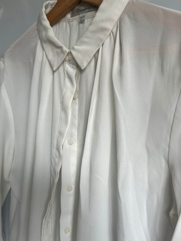 Blusa blanca con cuello camisero (Talla L)