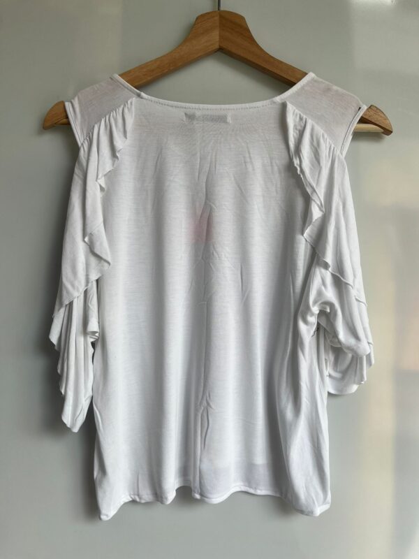 Blusa blanca Pull&Bear volantes en mangas - Imagen 3