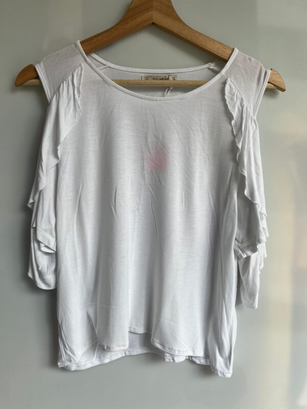 Blusa blanca Pull&Bear volantes en mangas - Imagen 2