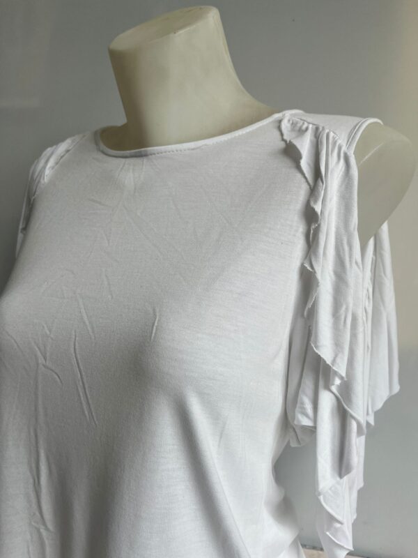 Blusa blanca Pull&Bear volantes en mangas