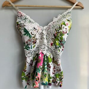 Top floral con encaje blanco segunda mano