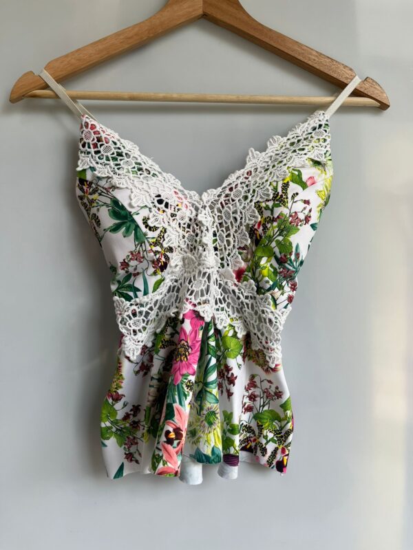 Top floral con encaje blanco segunda mano