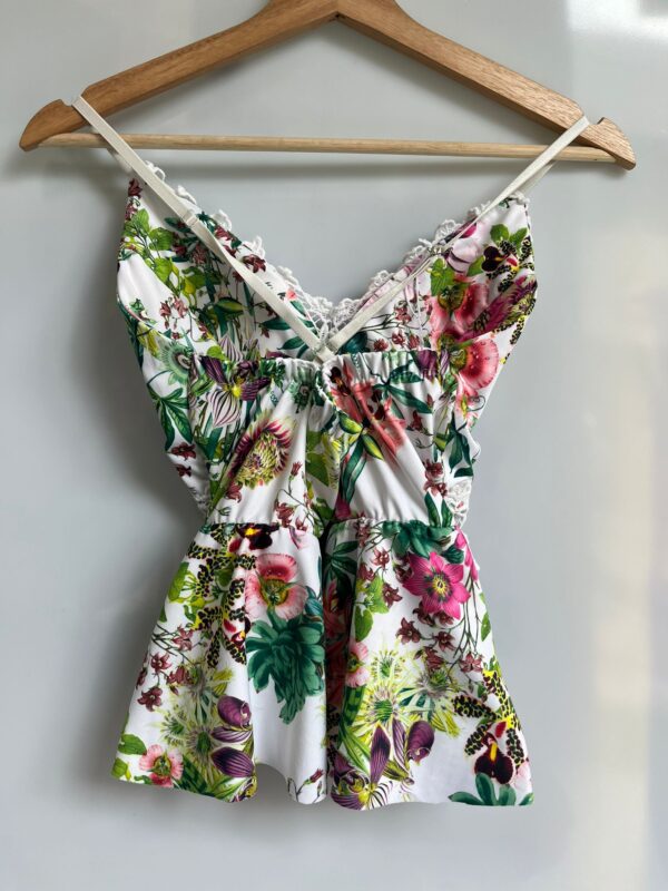 Top floral con encaje blanco segunda mano - Imagen 2