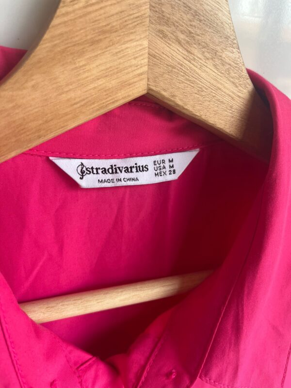 Vestido fucsia con vuelo de Stradivarius