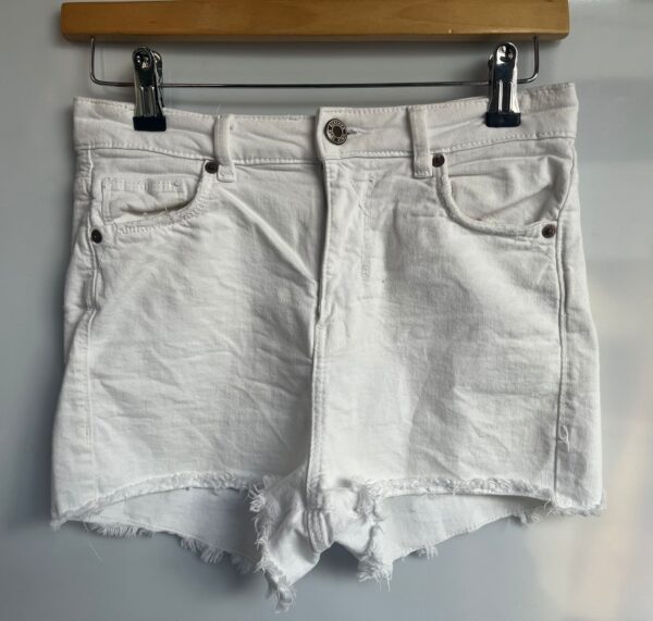 Shorts blancos deshilachados Bershka BSK